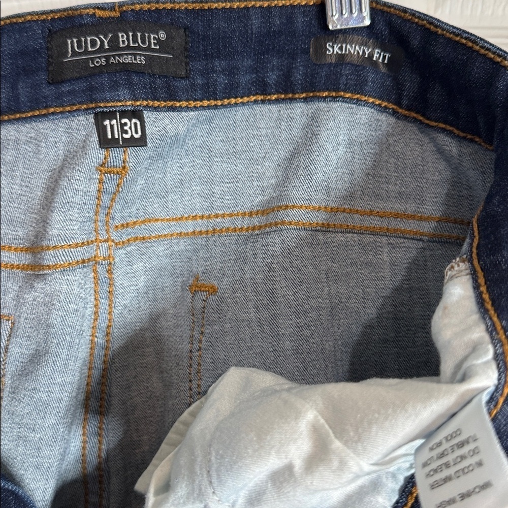 Judy Blue Dark Wash High Rise Frayed Hem Ankle Skinny Jeans Size 11/30 - Picture 2 of 6